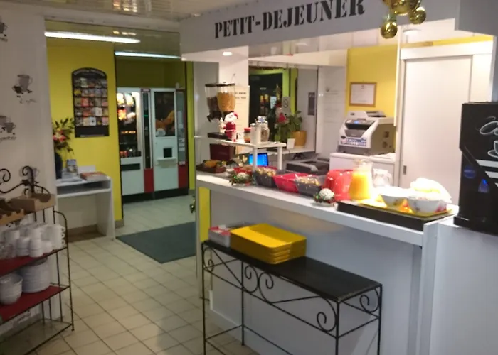 Du Triangle Отель Talange